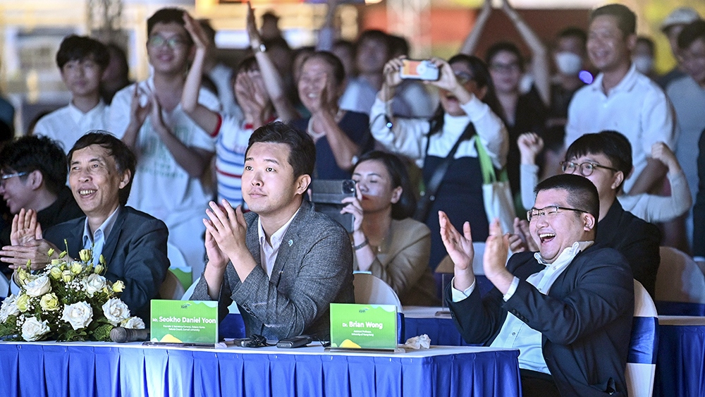 Tiến sĩ Brian Wong và các thành viên Hội đồng Giám khảo vui mừng trước chiến thắng thuyết phục của các đội thi