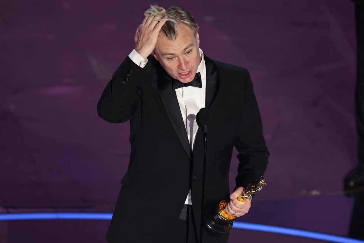 Sau chuỗi những lần hụt giải Oscar, sau cùng với "Oppenheimer", đạo diễn Christopher Nolan đã giành về tượng vàng cho riêng mình với giải Đạo diễn xuất sắc. Cầm tượng vàng Đạo diễn xuất sắc nhất trên tay, Nolan bày tỏ: "Điện ảnh chỉ mới hơn 100 tuổi một chút. Chúng tôi không biết cuộc hành trình đáng kinh ngạc này sẽ đi đến đâu từ đây. Việc được là một phần có ý nghĩa trong đó có ý nghĩa như cả thế giới với tôi". Ông tri ân các tài tử Cillian Murphy, Robert Downey Jr., minh tinh Emily Blunt và nhiều thành viên đoàn phim.