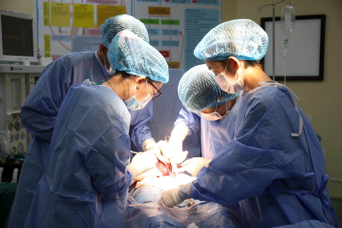 Các bác sĩ bóc tách khối u đa nhân xơ to
