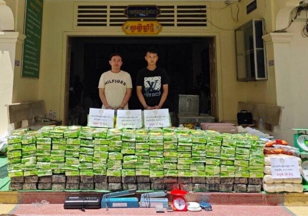 Các đối tượng bị bắt giữ cùng tang vật vụ án