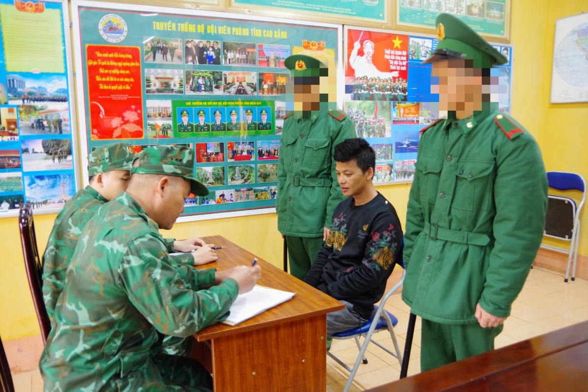 Cán bộ Đồn biên phòng Đàm Thủy lấy lời khai các đối tượng. (Ảnh: Bộ đội biên phòng tỉnh Cao Bằng)