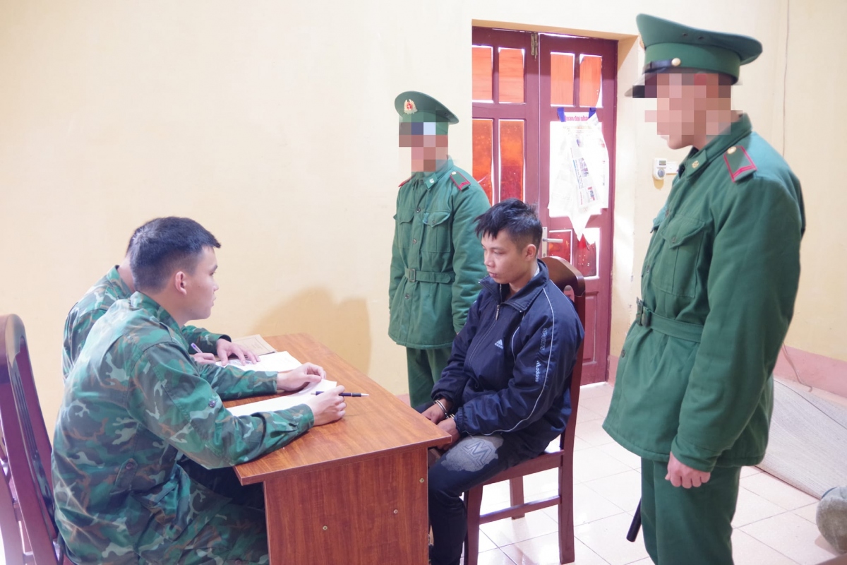 Các đối tượng bị bắt giữ tại Đồn biên phòng Đàm Thủy. (Ảnh: Bộ đội biên phòng tỉnh Cao Bằng)