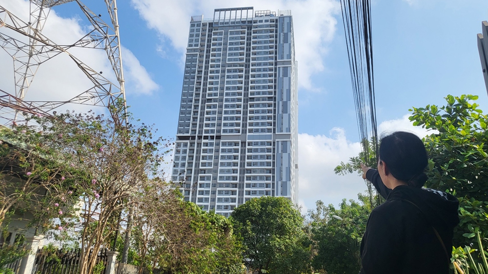 Các hộ dân sống gần chung cư lo lắng bụi sẽ ảnh hưởng đến sức khỏe (Ảnh: Thiên Lý)