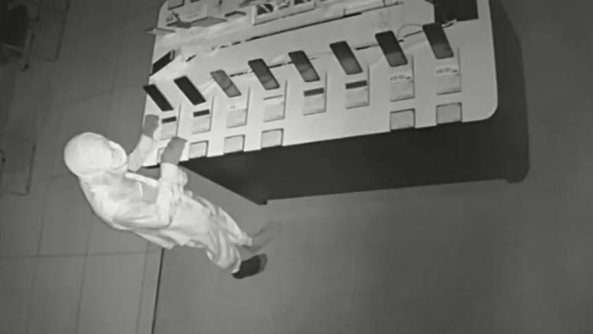 Camera ghi lại cảnh đối tượng đột nhập Cửa hàng Điện máy Xanh trộm tài sản (ảnh: CA)