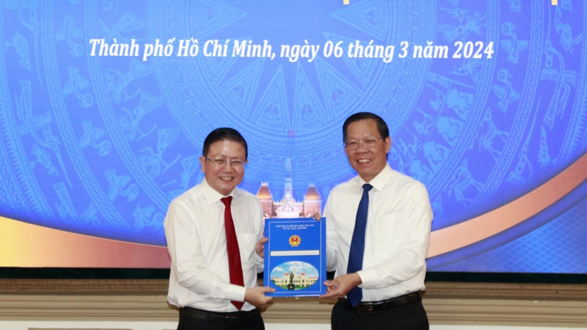 Chủ tịch UBND TP.HCM Phan Văn Mãi trao quyết định cho ông Nguyễn Bắc Nam. Ảnh: M.H
