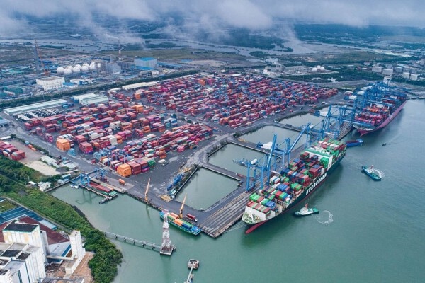 Theo quy hoạch, đến năm 2030, hệ thống cảng biển đáp ứng thông qua lượng hàng hoá từ 1.330 - 1.612 triệu tấn, lượng hành khách từ 17,4 đến 18,8 triệu lượt.