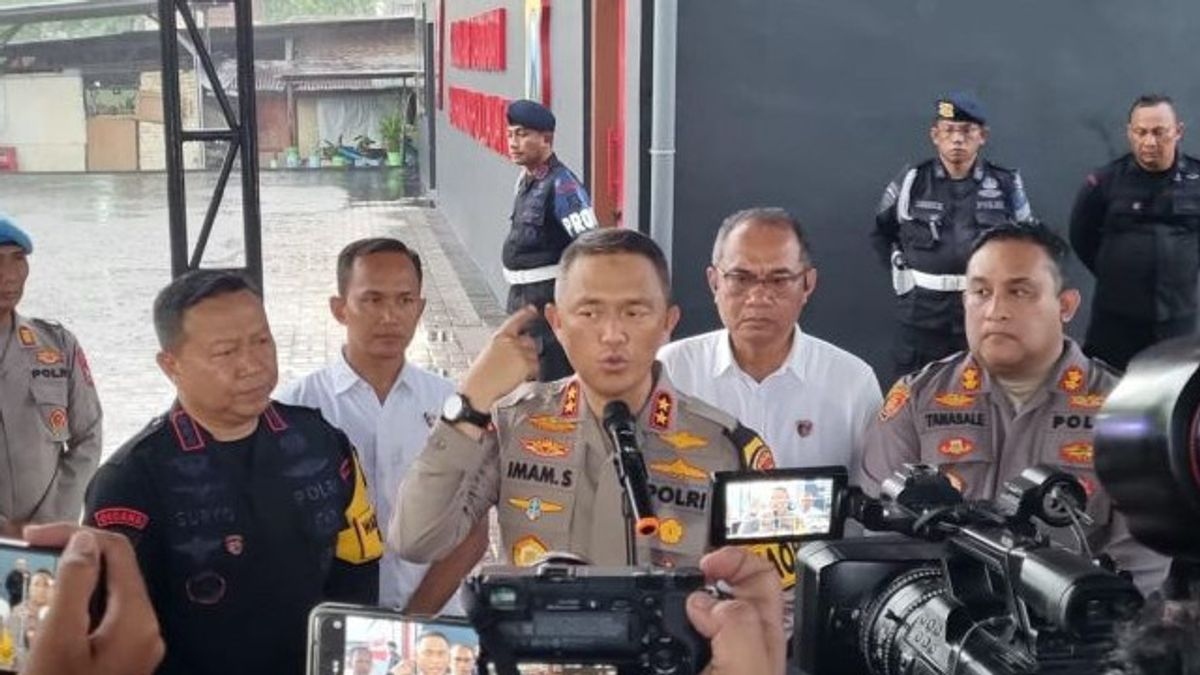 Cảnh sát trưởng Đông Java thông tin về vụ nổ. Ảnh: Antara.