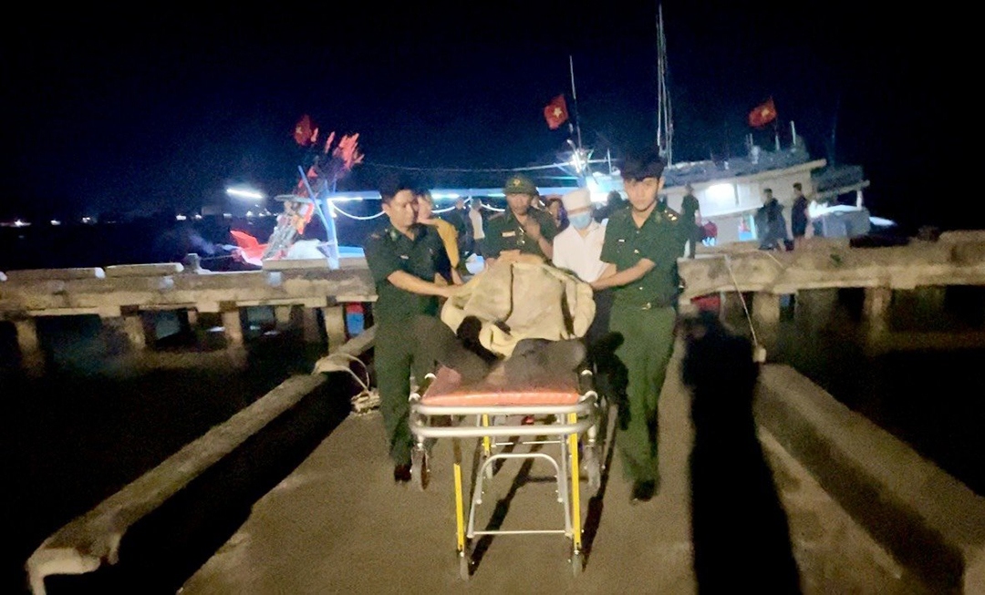 Cấp cứu ngư dân đưa vào cơ sở y tế