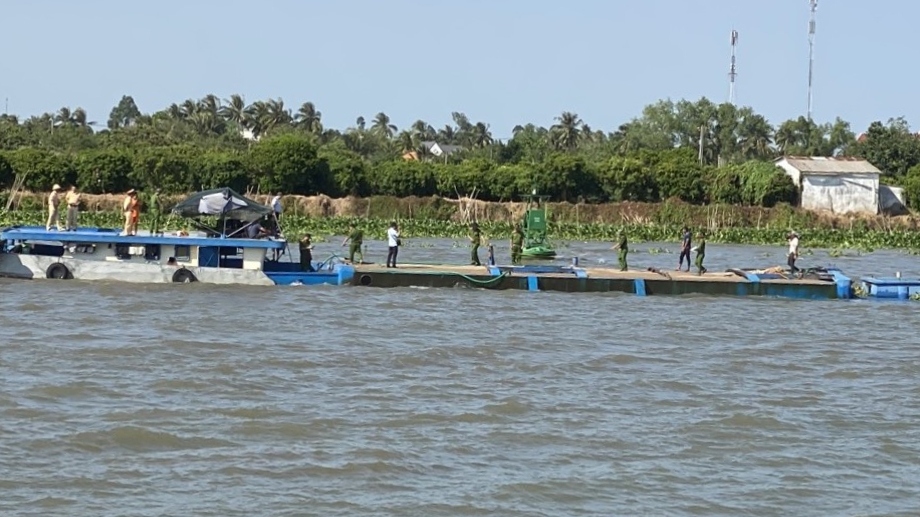 Các cơ quan chức năng khám nghiệm các sà lan bơm hút cát, vận chuyển cát trái phép trên sông Tiền.