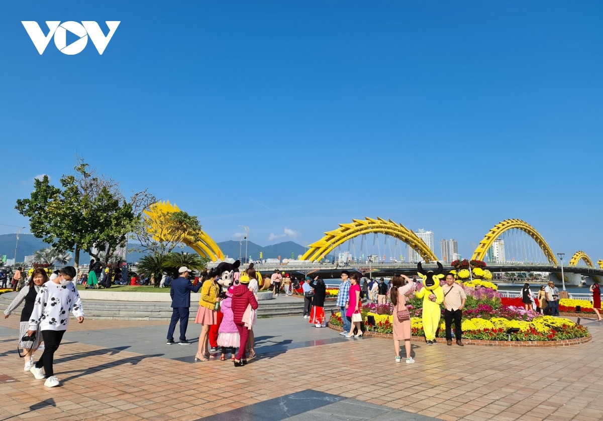 Cầu Rồng Đà Nẵng là điểm tham quan được nhiều người yêu thích