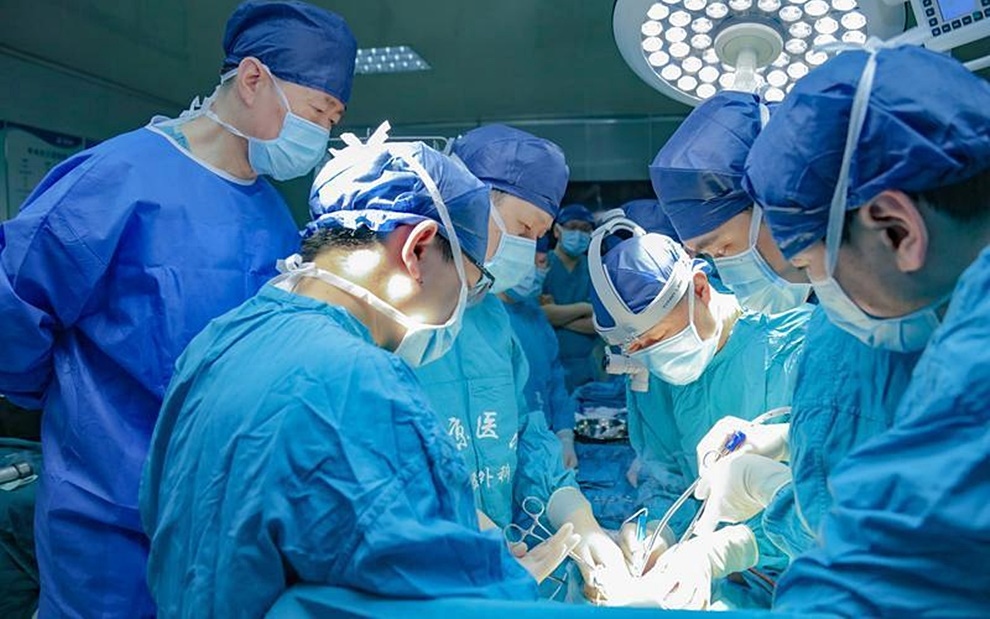 Hình ảnh thực hiện ca cấy ghép. Ảnh: Bệnh viên Tây Kinh.