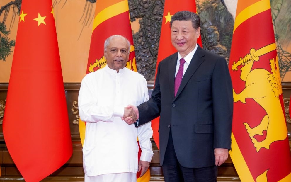 Thủ tướng Sri Lanka Dinesh Gunawardena (trái) hội kiến Chủ tịch Trung Quốc Tập Cận Bình tại Bắc Kinh ngày 27/3. Ảnh: Tân Hoa xã.