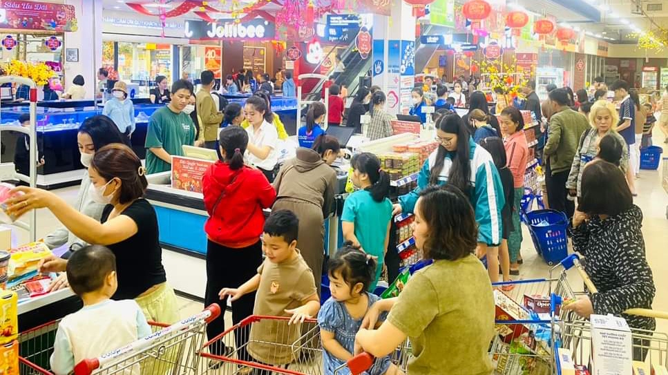 Co.opmart Đông Hà (Quảng Trị) là điểm tham quan mua sắm của người dân