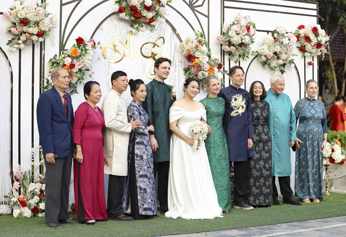 Cô dâu Trần Ngọc Quỳnh Anh và chú rể Guillaume Richard cùng gia đình 2 bên trong ngày cưới tại Điện Biên.