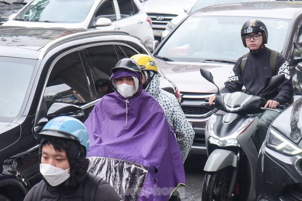 Some people choose to wear raincoats as they battle against the cold air and drizzly conditions on the morning of February 29.