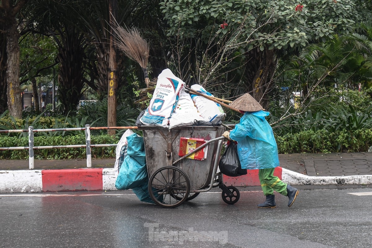 Despite the cold air coupled with bleak weather conditions, labourers across the capital battle as they continue with their jobs.