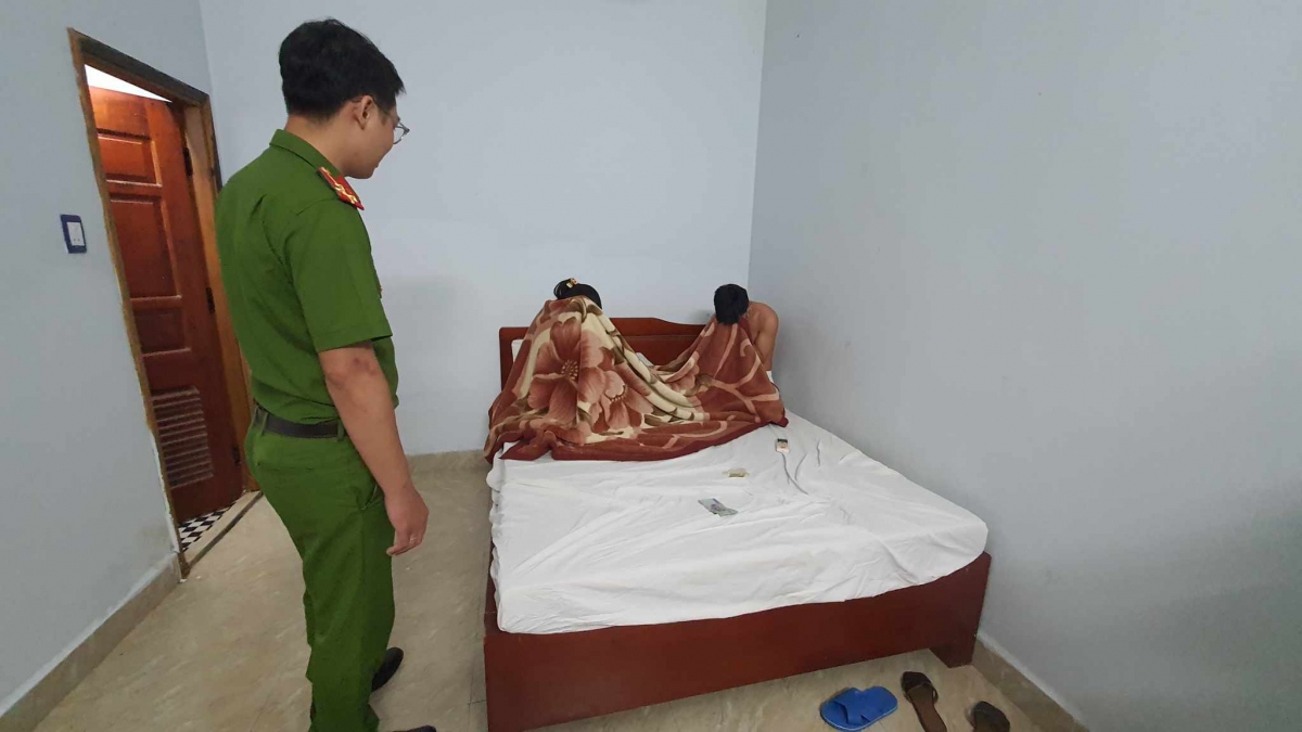 Công an bắt quả tang một cặp mua bán dâm tại một nhà nghỉ thuộc phường Tân Thành, thành phố Buôn Ma Thuột.