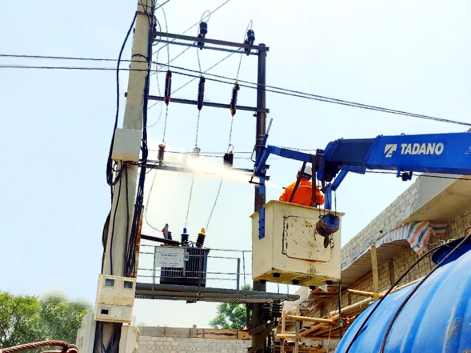 Công ty Điện lực Thanh Hóa vệ sinh rửa sứ bằng công nghệ Hotline TBA khách hàng.