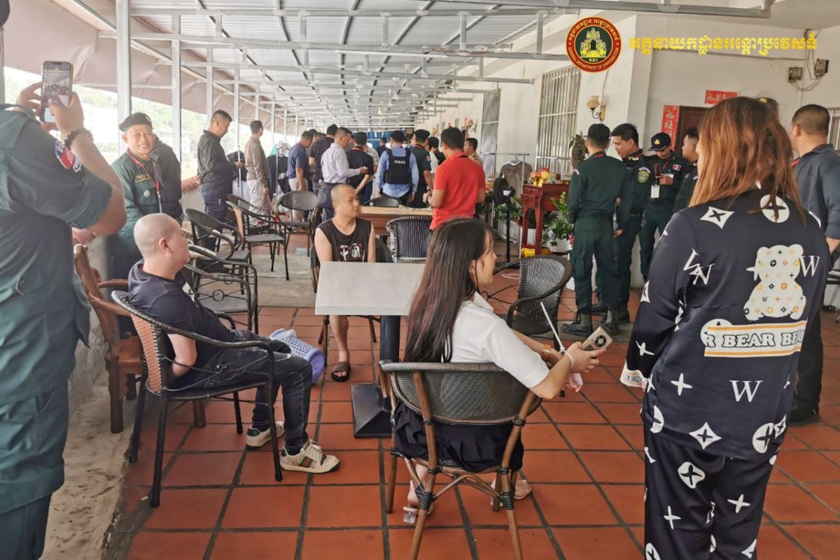 Lực lượng chức năng Campuchia triệt phá tụ điểm lừa đảo qua mạng (Ảnh: Tổng cục di trú Campuchia)