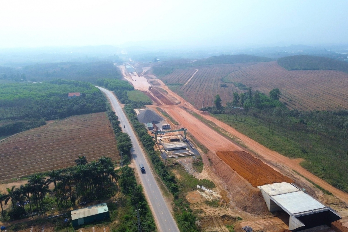 Thi công gói thầu XL01 cao tốc đoạn Bùng - Vạn Ninh.
