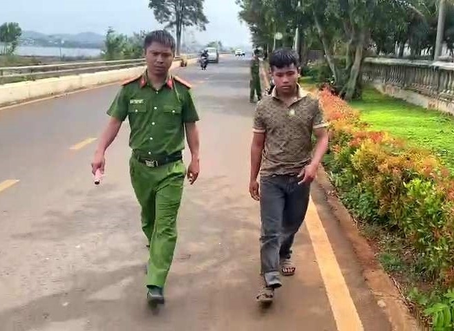 Y Phiêu được lực lượng công an dẫn giải đi thực nghiệm hiện trường