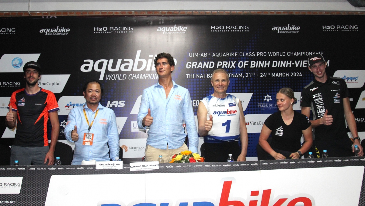 Đại diện Ban tổ chức Giải Aquabike World Championship và vận động viên đoạt giải tại buổi họp báo.