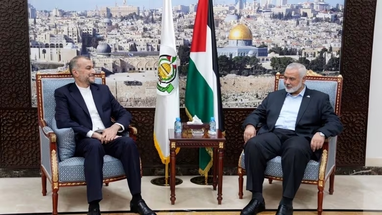 Ngoại trưởng Iran (trái) gặp quan quan chức hàng đầu của Hamas Ismail Haniyeh tại Doha, Qatar hồi tháng 10/2023 (Ảnh: Bộ Ngoại giao Iran/AP)