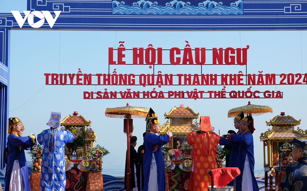 This traditional festival is usually held by fishermen in the central coastal region and includes several activities such as a whale worshiping ritual, a peace-praying ceremony, and other cultural and sporting events.