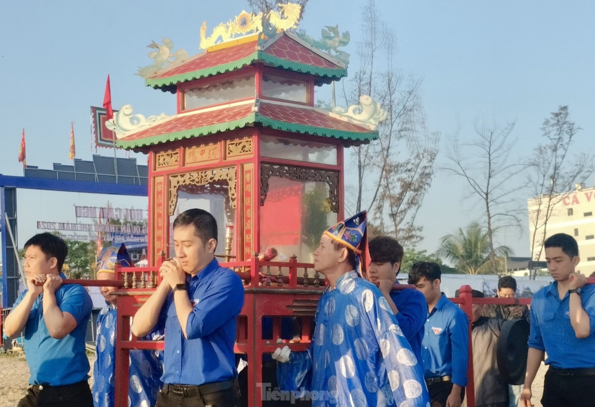 The festival features a wide variety of ceremonies and rituals, of which the whale worshipping ceremony is the most important activity, with the occasion attracting the participation of numerous fishermen.