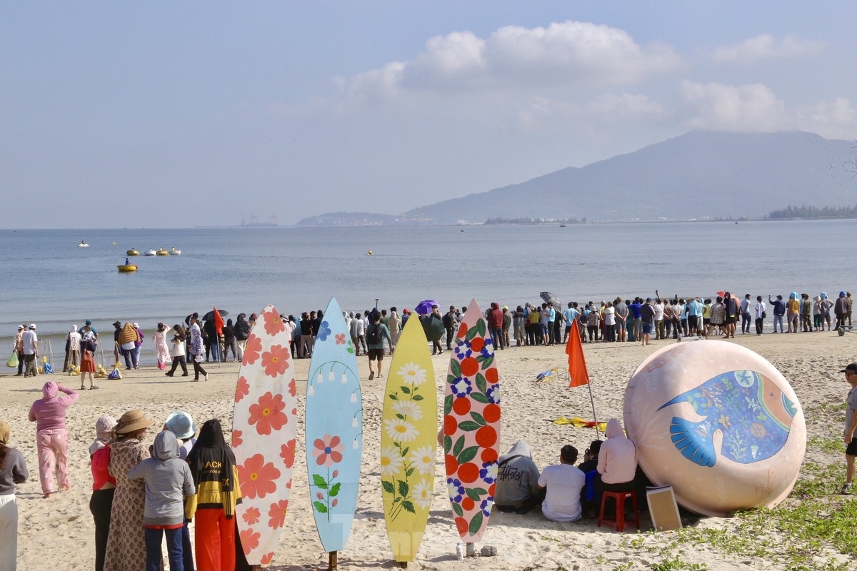 Many joyful cultural activities are also held as part of the event, such as a Tuồng (classic drama) performance, folk singing, and traditional games, with these attracting both local people and visitors.