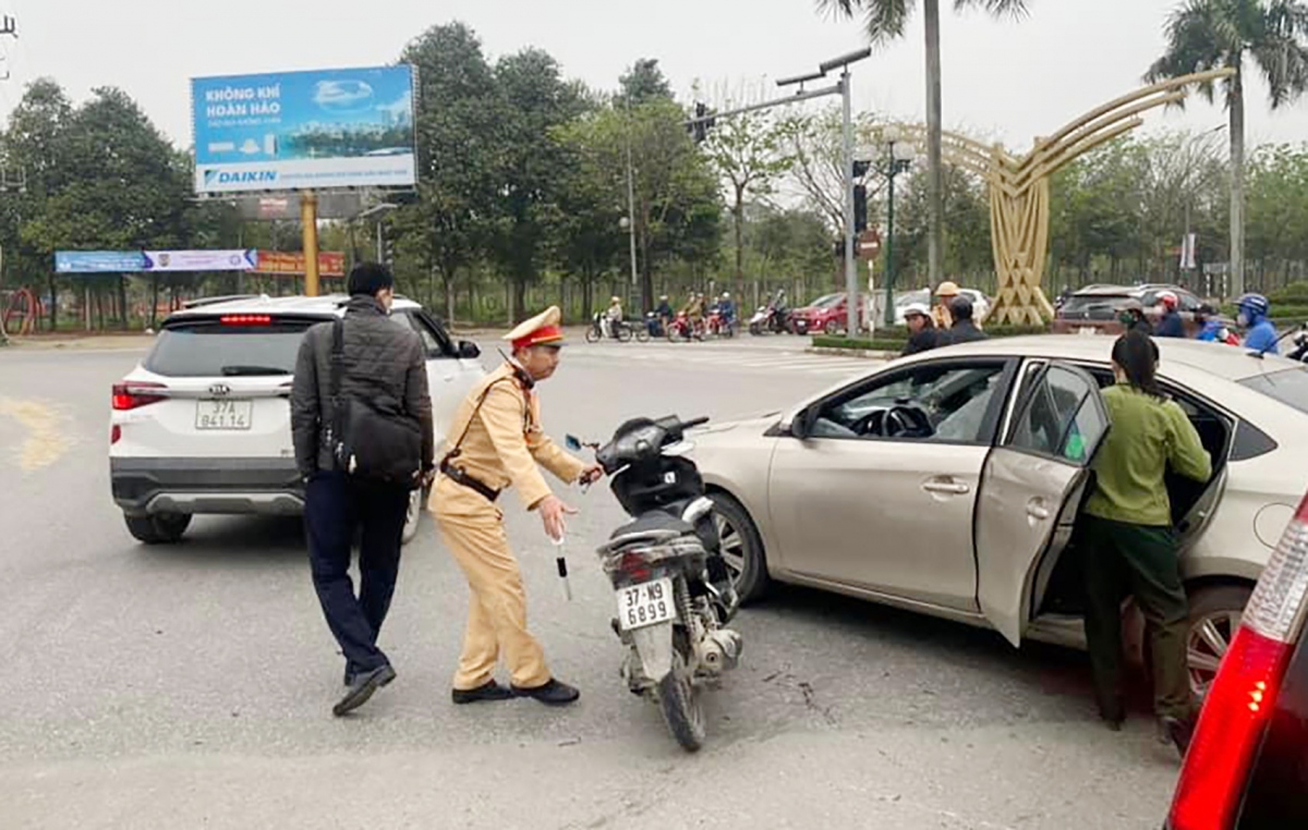 Lực lượng CSGT Công an TP Vinh đến hiện trường ngay sau sự việc xảy ra. Ảnh: CT