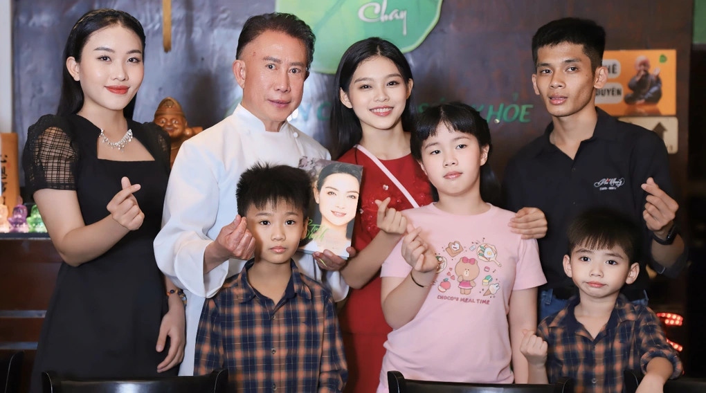 Đến Việt Nam, trò chuyện cùng các con nuôi của cố ca sĩ Phi Nhung, đầu bếp Martin Yan khiến nhiều người xúc động khi liên tục nhắc về giọng ca "Bông điên điển" - người bạn quá cố của mình. 
Đầu bếp Martin Yan nhận xét cố ca sĩ là người thân thiện, chan hòa, luôn nở nụ cười với mọi người. Ông kể cho các con của Phi Nhung về mối quan hệ thân tình giữa ông và nữ ca sĩ, đồng thời nhắc các con của cô biết ghi nhớ và nói "cảm ơn mẹ Phi Nhung". Vị đầu bếp cũng tiết lộ, trong chuyến đi đến Việt Nam lần này, ông và các con của cố ca sĩ Phi Nhung cũng sẽ có sự kết hợp trong một chương trình âm nhạc - ẩm thực. Sau chuyến đi này, ông sẽ tiếp tục trở lại Việt Nam và ghé thăm các con của người bạn quá cố trong một ngày không xa. (Nguồn: Dân trí)