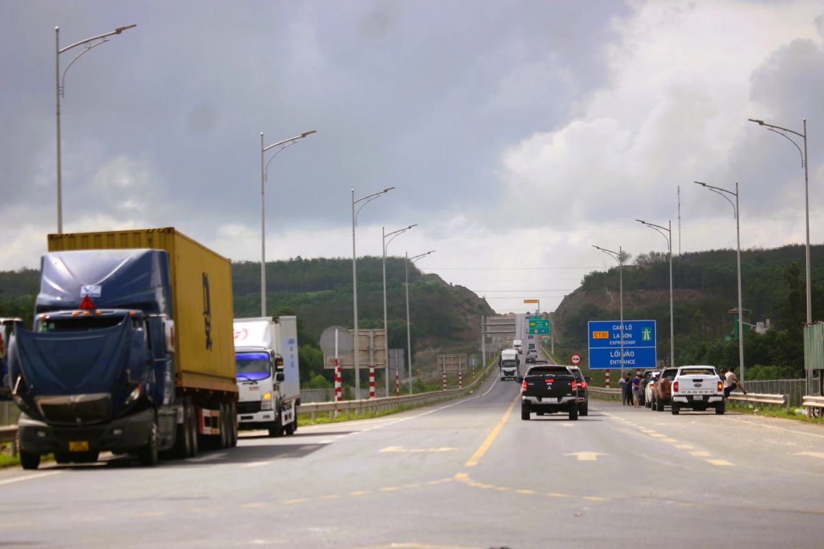 Phương tiện lưu thông trên cao tốc Cam Lộ - La Sơn. 