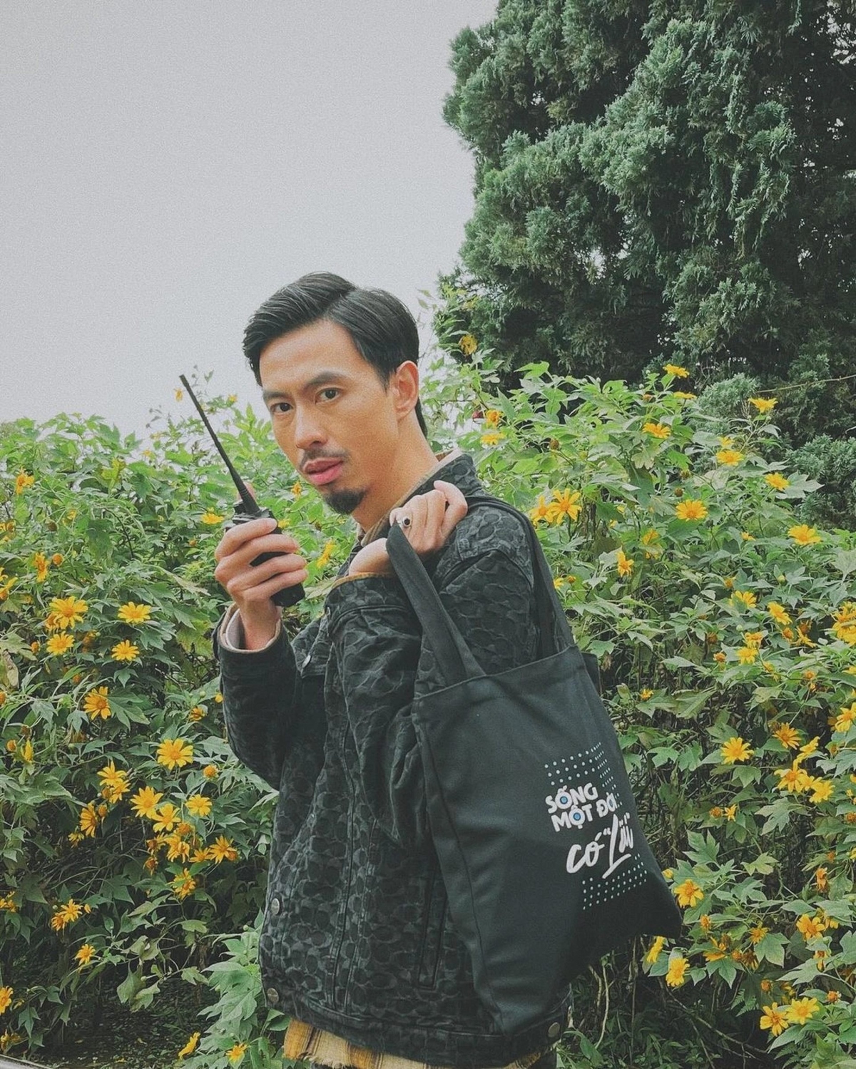 Hiện tại nhắc đến Đen Vâu, khán giả không chỉ nhớ anh là rapper mà còn là người hoạt động xã hội, là tấm gương truyền cảm hứng về lòng nhân ái... Nói về điều này, Đen Vâu chia sẻ: "Quả thật danh xưng đó là một áp lực lớn. Tôi và đội ngũ làm những điều đó chỉ vì thấy những thứ thúc giục trong lòng, cảm thấy mình phải có trách nhiệm phục vụ khi xã hội cho mình nhiều điều kiện để phát triển. Khi bắt tay vào làm, cả tập thể cũng không nghĩ những hoạt động đó sẽ lan tỏa đến vậy. Nhưng áp lực này cũng chỉ xuất hiện một lúc thôi, rồi sẽ tan biến. Vì tôi luôn mong bản thân có thể chia sẻ và chung tay với cộng đồng. Sự sẻ chia khiến tôi cảm thấy hạnh phúc". (Nguồn: Dân trí)