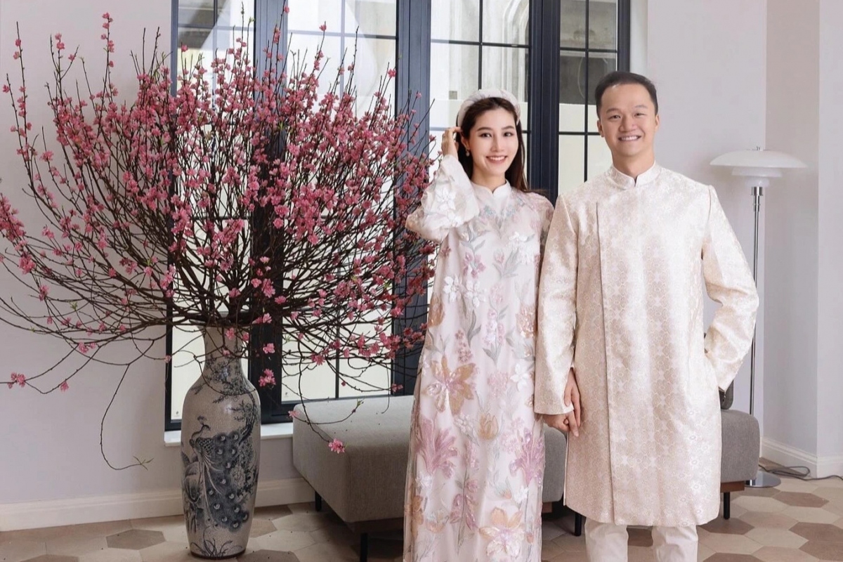 Theo Diễm My 9X, cô và ông xã đã lên kế hoạch sinh con, sẵn sàng cho việc làm bố mẹ. Tuy nhiên, họ không tạo áp lực, mà để mọi thứ diễn ra tự nhiên. "Tôi nghe nói, mới đầu năm 2024 nhưng đã có đến 13.000 "rồng con" chào đời, dự kiến dân số sẽ tăng trong năm nay (cười). Vợ chồng quan điểm, chuyện con cái là tùy duyên, nếu hai vợ chồng may mắn có "rồng con" thì rất vui, nếu chưa có thì mình chờ thêm". Với Diễm My 9X, cô ưu tiên phương pháp sinh con tự nhiên, chưa nghĩ đến việc can thiệp các phương pháp hỗ trợ sinh sản. (Nguồn: Dân trí)