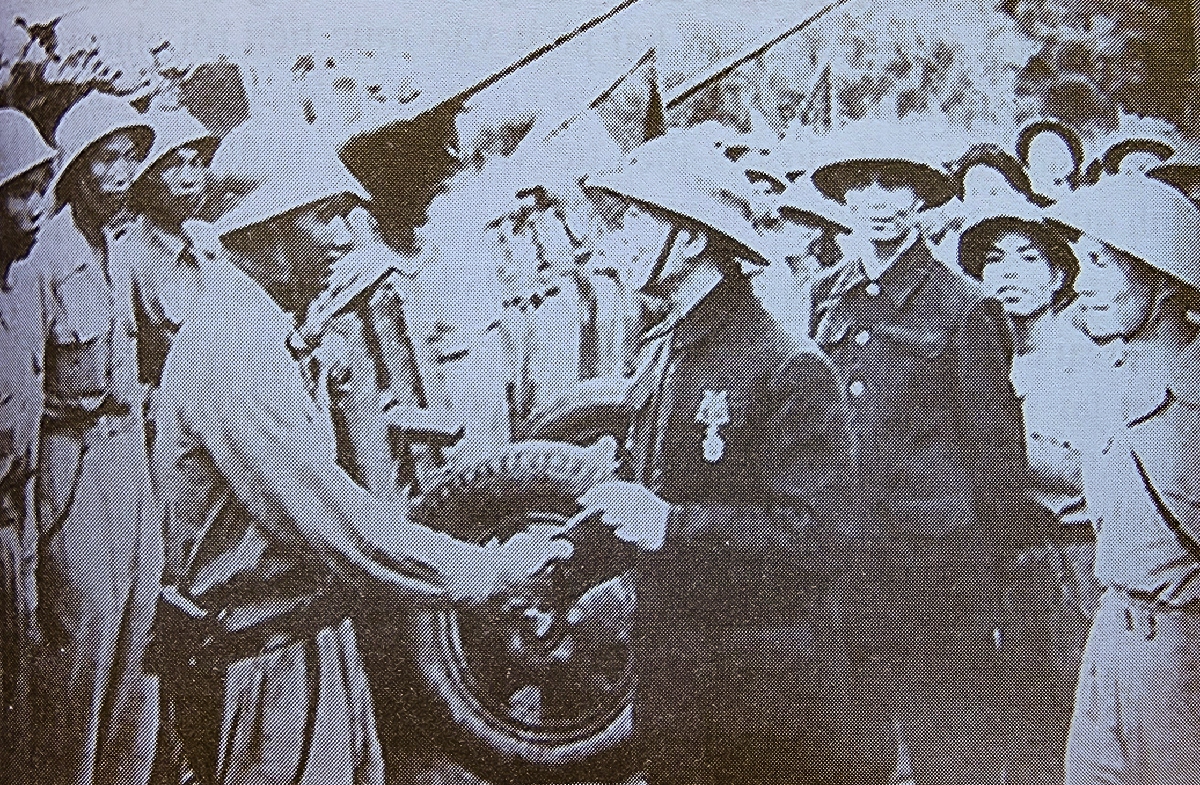 Ngày 22/12/1953, Đại đoàn 351 dưới sự chỉ huy của ông Phạm Ngọc Mậu, Chính ủy đại đoàn, xuất phát hành quân lên Điện Biên Phủ. Trong chiến dịch Điện Biên Phủ, Đại đoàn 351 đã hoàn thành xuất sắc nhiệm vụ tập trung hỏa lực bắn phá công sự, sân bay, triệt đường tiếp tế, chế áp tối đa hỏa lực pháo binh địch, chi viện cho bộ binh thắt chặt vòng vây tiêu diệt từng cứ điểm, cụm cứ điểm, tiến tới tiêu diệt Tập đoàn cứ điểm phòng ngự mạnh nhất của quân Pháp trên chiến trường Điện Biên Phủ. Trong ảnh: Đại tướng Võ Nguyên Giáp kiểm tra pháo binh trước khi diễn ra trận đánh mở màn tại Trung tâm đề kháng Him Lam tháng 3/1954.