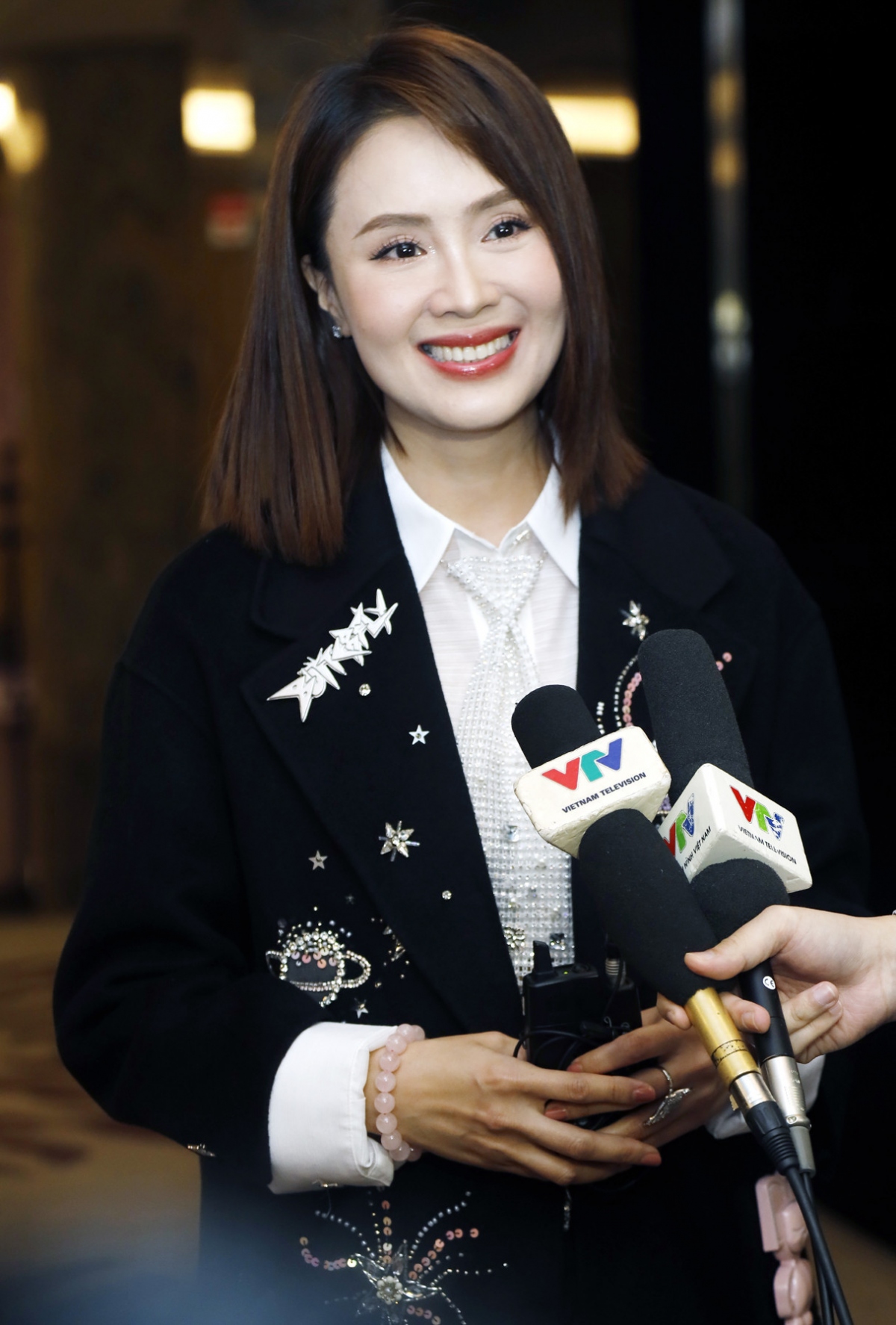 Hồng Diễm nói cô từng nghĩ đến chuyện đóng những vai khác biệt hoàn toàn so với mình trước đây nhưng chưa đạo diễn nào dám mời. Nữ diễn viên vẫn giữ nguyên tắc không đóng cảnh nóng trong phim mới. Nữ diễn viên chia sẻ: "Diễm vẫn giữ nguyên tắc làm nghề như vậy. Tuy nhiên, trong phim này, biến cố xảy ra với nhân vật khá sớm nên cảnh diễn tình cảm giữa hai vợ chồng cũng có nhưng không nhiều. Thêm nữa Quang Sự cũng có nguyên tắc khi làm phim truyền hình là hạn chế cảnh thân mật nên hai người khá đồng cảm với nhau." (Nguồn: VietNamNet)