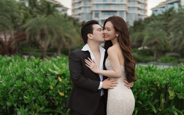 Diễn viên Ngọc Anh xác nhận vừa tổ chức lễ ăn hỏi với doanh nhân Minh Chiến vào ngày 4/3. Lễ cưới chính thức diễn ra ngày 8/3 tại một trung tâm tiệc cưới ở Hà Nội.
Trước đó, cặp đôi đã thực hiện xong bộ ảnh cưới tại Phú Quốc cuối năm 2023. Hiện tại, Ngọc Anh và chồng đang gấp rút chuẩn bị những khâu cuối cùng cho ngày trọng đại. Ngọc Anh cho biết chồng cô thuộc tuýp người trưởng thành, chu đáo, tình cảm và luôn hướng về gia đình. Theo Ngọc Anh, nửa kia của cô là doanh nhân bình thường, không phải đại gia hay thiếu gia, cũng không liên quan tới giới nghệ thuật. Cả hai hẹn hò một năm trước khi quyết định về chung nhà. Ngọc Anh chia sẻ lý do cô đồng ý kết hôn vì cảm thấy được sự hết mình, cảm giác an toàn và niềm tin tuyệt đối trong tình yêu mà anh ấy dành cho mình cũng như gia đình. (Nguồn: Tiền Phong)