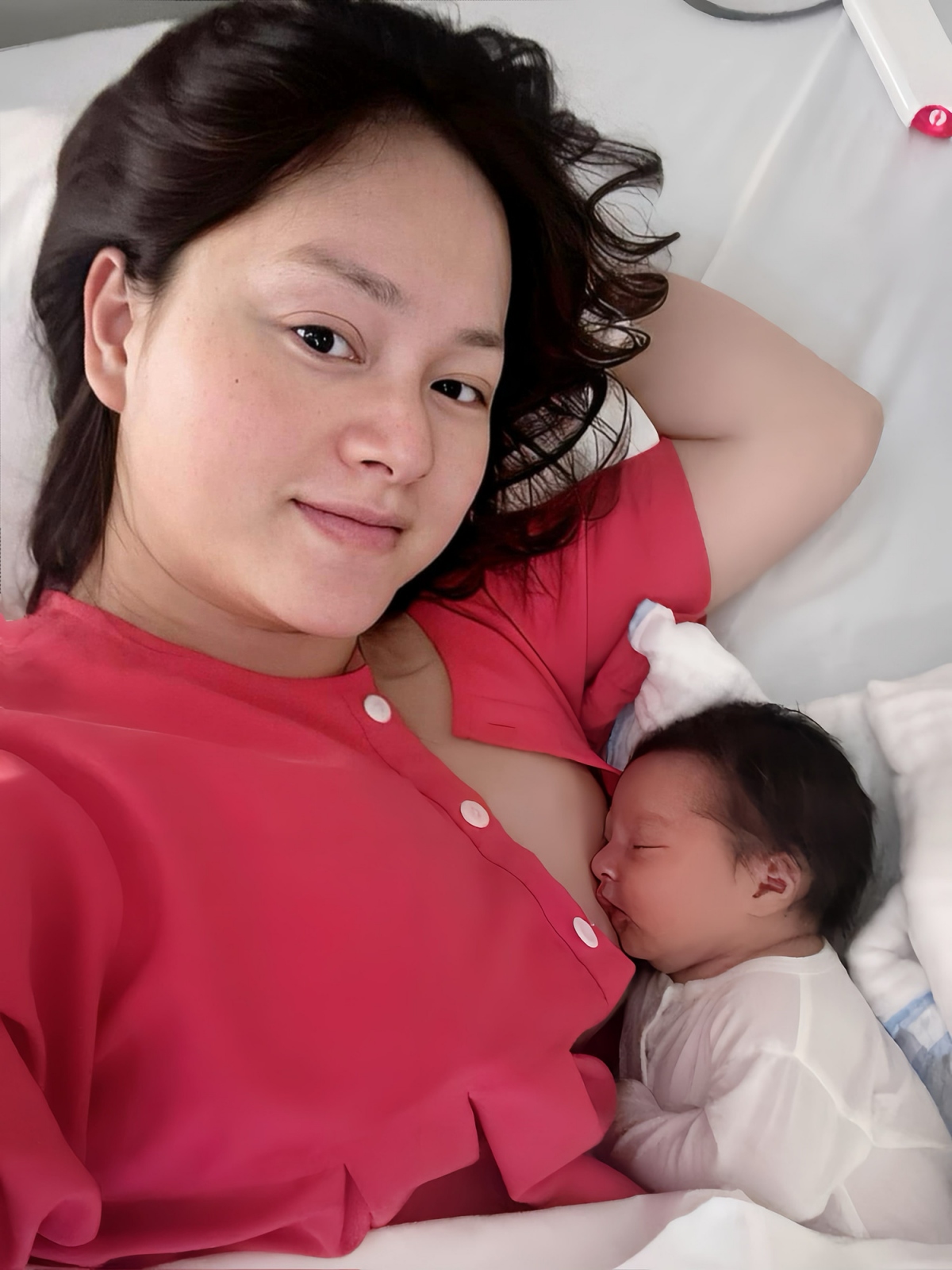 Không chỉ có sự nghiệp diễn xuất thành công, Lan Phương còn được ngưỡng mộ vì tổ ấm hạnh phúc bên ông xã người ngoại quốc và 2 con gái ở tuổi 41. Cô về chung nhà với chồng Tây tên David năm 2018. Cả hai có 2 con gái đầu lòng Lina sinh năm 2018, con gái thứ 2 Mia sinh năm 2024. "Hiện mẹ Phương đang rất vất vả xoay xở với cơn đau sau sinh mổ lần 2, cộng thêm việc cố gắng tập và cho bé bú mẹ hoàn toàn nhưng chỉ cần nhìn thấy con, ôm con trong tay là bao vất vả, đau đớn lại như vô nghĩa hết", diễn viên Lan Phương chia sẻ việc sinh con lần 2. 
Chồng Lan Phương luôn thấu hiểu và chăm sóc vợ tận tình, chu đáo. Anh gọi Lan Phương là "cả thế giới" với mình. Vợ con chính là động lực lớn với anh trong cuộc sống. (Nguồn: VietNamNet)
