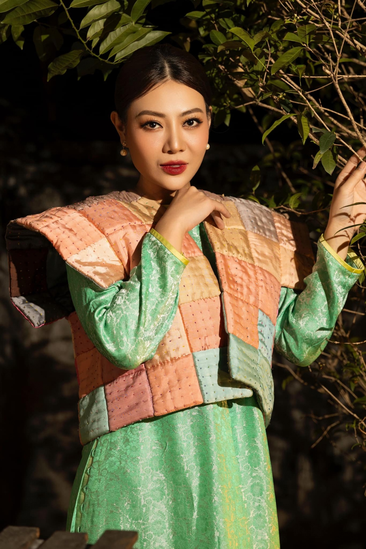 Thanh Hương sinh năm 1988, quê Hải Dương, là gương mặt diễn viên truyền hình quen thuộc với các phim Người phán xử, Quỳnh Búp Bê, Cuộc đời vẫn đẹp sao, Thương nhớ ở ai… Cô hiện đang công tác tại Nhà hát Kịch Hà Nội. Ngoài diễn xuất, cô còn ghi dấu với âm nhạc khi đạt quán quân cuộc thi Trời sinh một cặp 2019.
