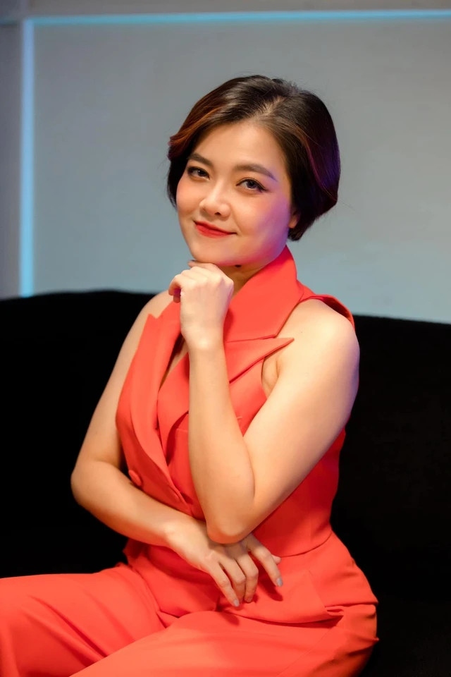 Thanh Ngọc tiết lộ chồng bác sĩ giúp cô vực dậy tinh thần để trở lại với đam mê ca hát sau thời gian vun vén tổ ấm. 
Năm 2023, Thanh Ngọc trở lại mạnh mẽ với nghệ thuật bằng việc tham gia Chị đẹp đạp gió rẽ sóng, sau thời gian chăm lo gia đình. Khi xác nhận góp mặt trong chương trình, nữ ca sĩ cố gắng hết mình, không ngại khó khăn. Tuy nhiên, cựu thành viên Mắt Ngọc cũng có lúc xót xa vì nhìn thấy chồng con không ai chăm sóc. Từ đó, cô càng trân trọng người bạn đời của mình hơn. “Tôi biết ơn sự cảm thông của chồng. Anh và gia đình hai bên đã tạo điều kiện để tôi được sống trọn với đam mê”, nữ ca sĩ bộc bạch. (Nguồn: Thanh niên)