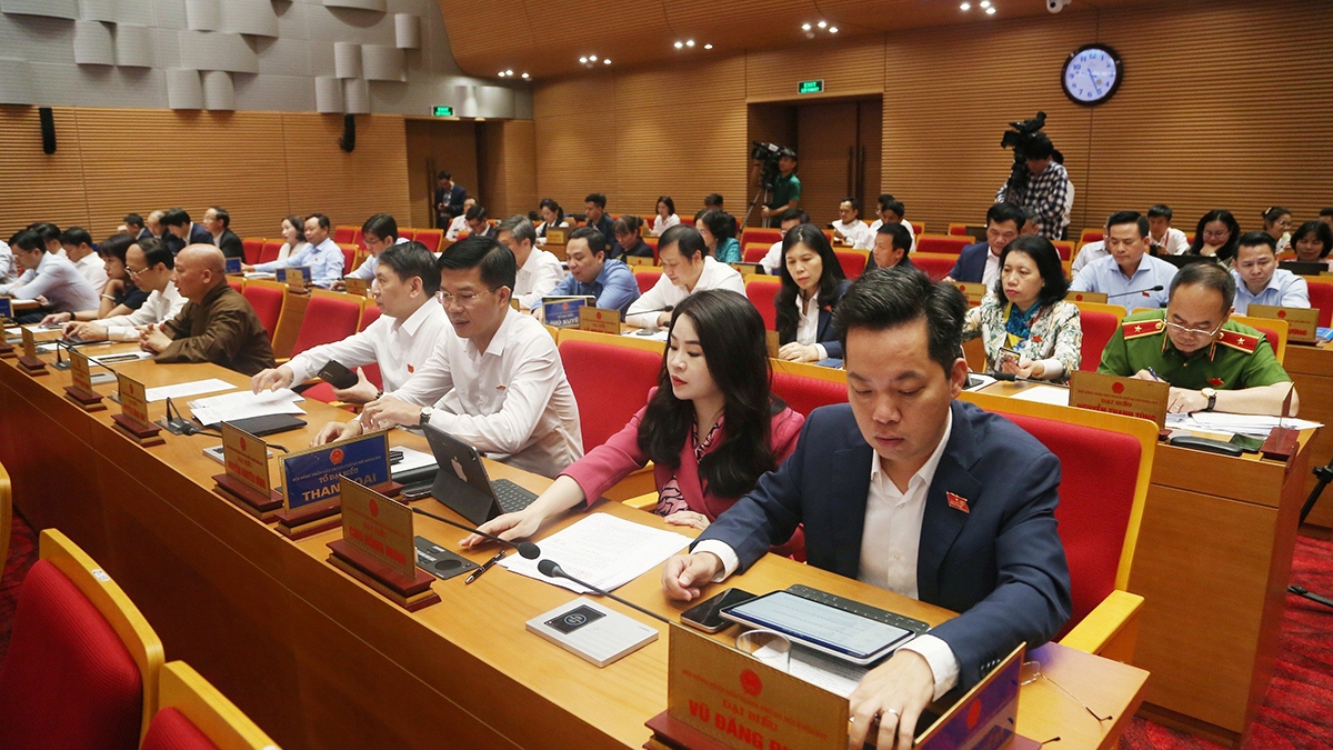 Đại biểu thảo luận và bấm nút biểu quyết thông qua Quy hoạch Thủ đô Hà Nội thời kỳ 2021-2030, tầm nhìn đến năm 2050