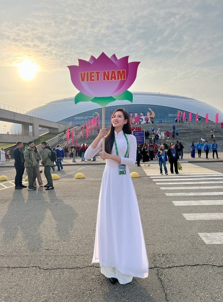 Đỗ Thị Hà rạng ngời khi diện áo dài tại Liên hoan Thanh niên Thế giới tại Nga, cô cũng là Hoa hậu duy nhất tham dự sự kiện này. Người đẹp hạnh phúc chia sẻ: "Liên hoan không chỉ là nơi giao lưu, tìm hiểu và chia sẻ về tư duy, suy nghĩ của thanh niên trên toàn thế giới mà còn là nơi các nền văn hóa được giao thoa”. Trong sự kiện diễu hành, Đỗ Thị Hà được giao nhiệm vụ cầm bảng tên của đoàn Việt Nam. Người đẹp đã lựa chọn bộ áo dài truyền thống màu trắng, khoe phong thái tự tin để xuất hiện trước bạn bè quốc tế. Hoa hậu cho biết, cô hào hứng khi có cơ hội gặp gỡ, giao lưu với nhiều bạn trẻ trên thế giới. Đây là dịp để cô và những đại biểu khác cùng nhau học hỏi những vấn đề người trẻ đang quan tâm. (Nguồn: VTC News)