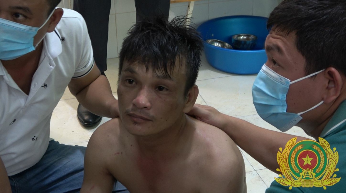 Đối tượng Nguyễn Bá Quân bị công an bắt giữ.