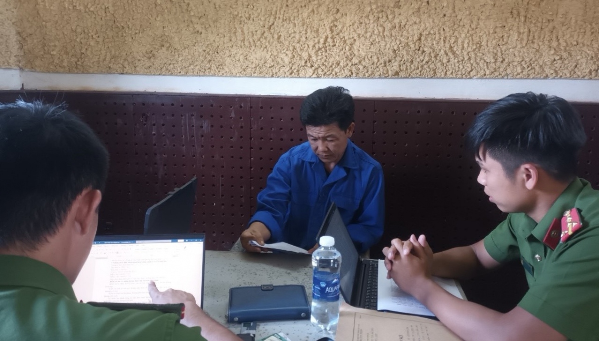 Đối tượng Trần Huy Hoàng tại cơ quan công an (Ảnh công an Đắk Nông cung cấp)