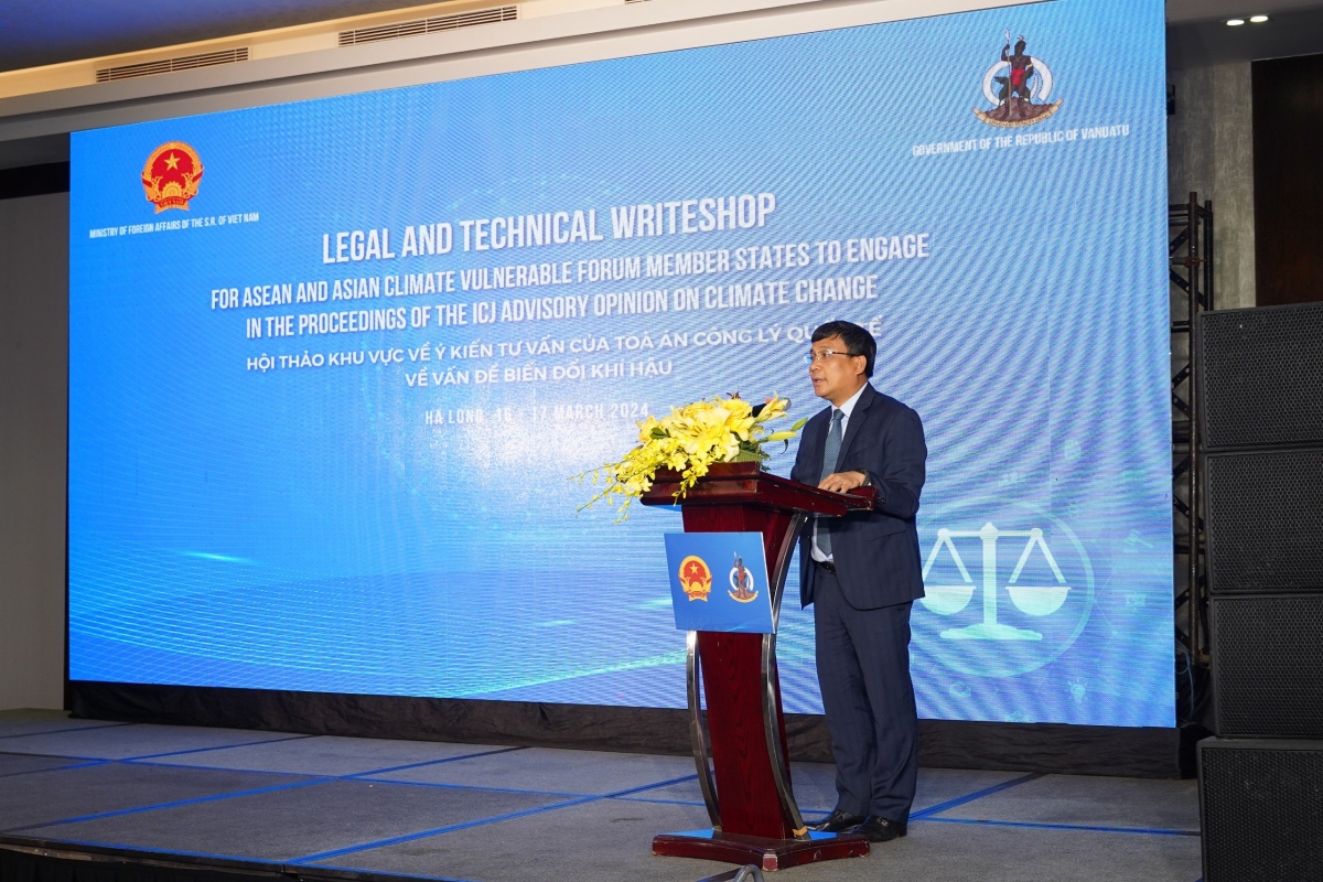 Thứ trưởng Thường trực Bộ Ngoại giao Nguyễn Minh Vũ phát biểu tại hội thảo.
