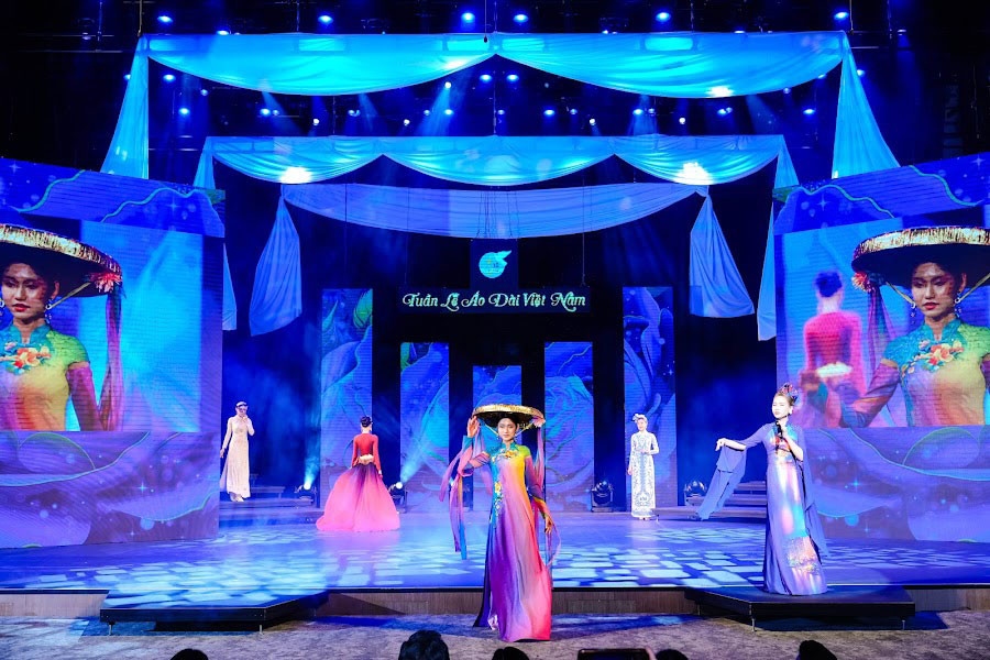 Các bộ sưu tập tiếp theo được trình diễn như: Giao mùa, Vầng dương, Tương phùng, Ngày hạnh phúc… đem đến cho khán giả niềm tự hào khi ngắm nhìn những sắc thái tươi vui của trang phục dân tộc.