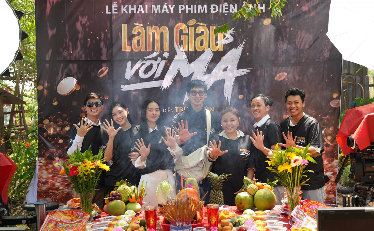 Hoài Linh, Lê Giang, Diệp Bảo Ngọc và Tuấn Trần dự lễ cúng khai máy phim mới.
