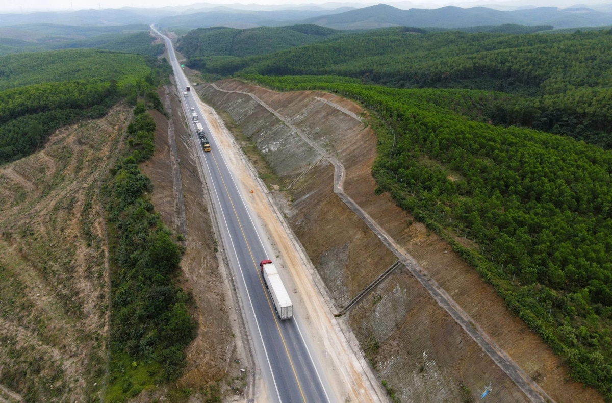 Đoạn tuyến cao tốc Cam Lộ - La Sơn nhìn từ trên xuống.