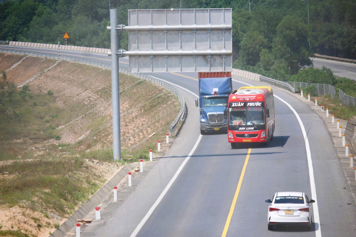 Xe khách vượt tại đoạn đường cong vạch liền cấm vượt.